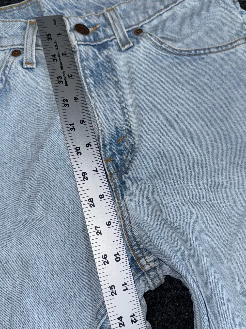 Vtg 90s Levi’s 550 Relaxed Orange Tab Denim Shorts Light Wash 27 (tag 29) Jorts
